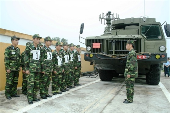 Đoàn Tên lửa 64 (Sư đoàn Phòng không Hà Nội) là đơn vị quản lý tổ hợp tên lửa S – 300PMU1 hiện đại của Việt Nam.ẢNH: Đây là những hình ảnh hiếm về kíp điều khiển tên lửa tổ chức diễn tập cơ động lực lượng đến Trường bắn TB-1 trong hoạt động diễn tập bắt mục tiêu.Giao nhiệm vụ điều hệ thống S - 300 cơ động tham gia diễn tập